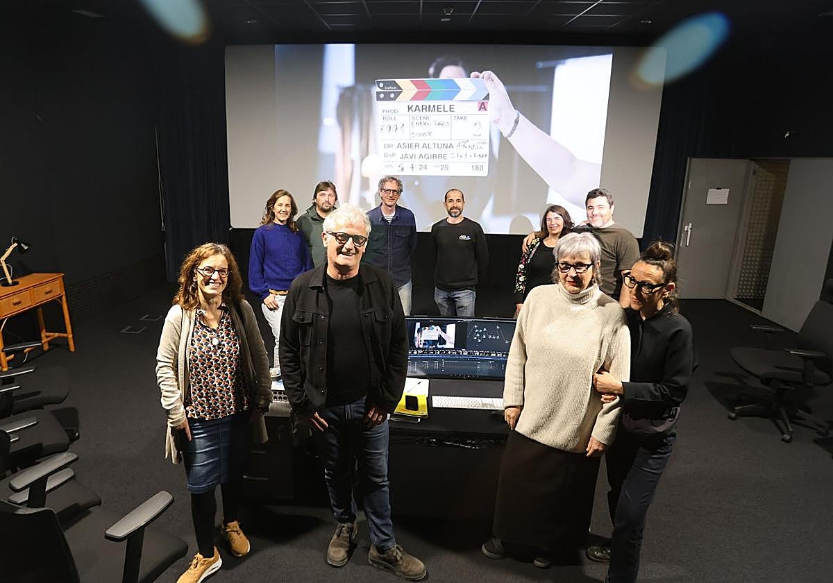 Asier Altuna, en el centro, con el equipo técnico de la película.