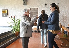 Axun Zubeldia da la comunión a una feligresa en la iglesia de San Miguel Arcángel, en Aldaba.