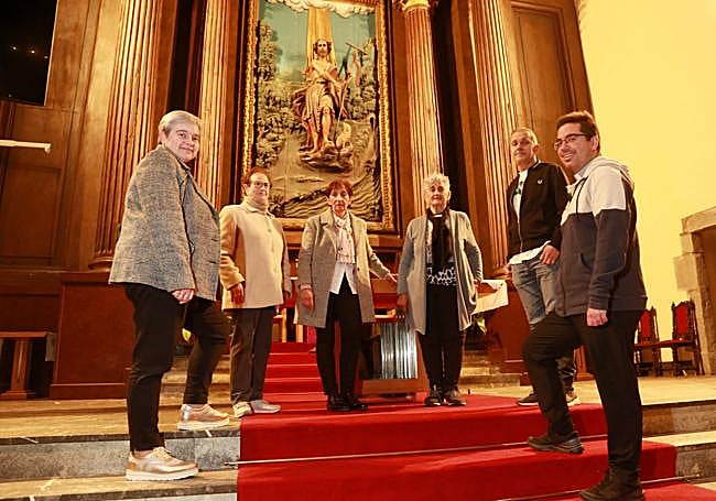 Axun Zubeldia da la comunión a una feligresa en la iglesia de San Miguel Arcángel, en Aldaba.