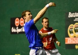 Iñaki Artola pega un derechazo en el Gurea de Azkoitia.