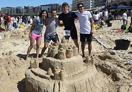 Estudiantes de Tecnun junto al castillo que elaboraron para el concurso.