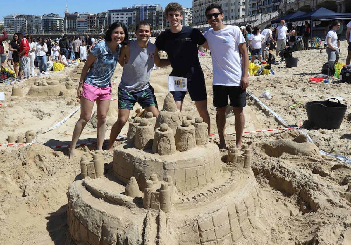 Estudiantes de Tecnun junto al castillo que elaboraron para el concurso.