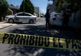 Varios vehículos de la policía mexicana investigan un secuestro.