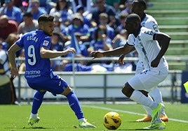 Hamari Traoré se zafa de Óscar Rodríguez en la primera parte del duelo en Getafe.