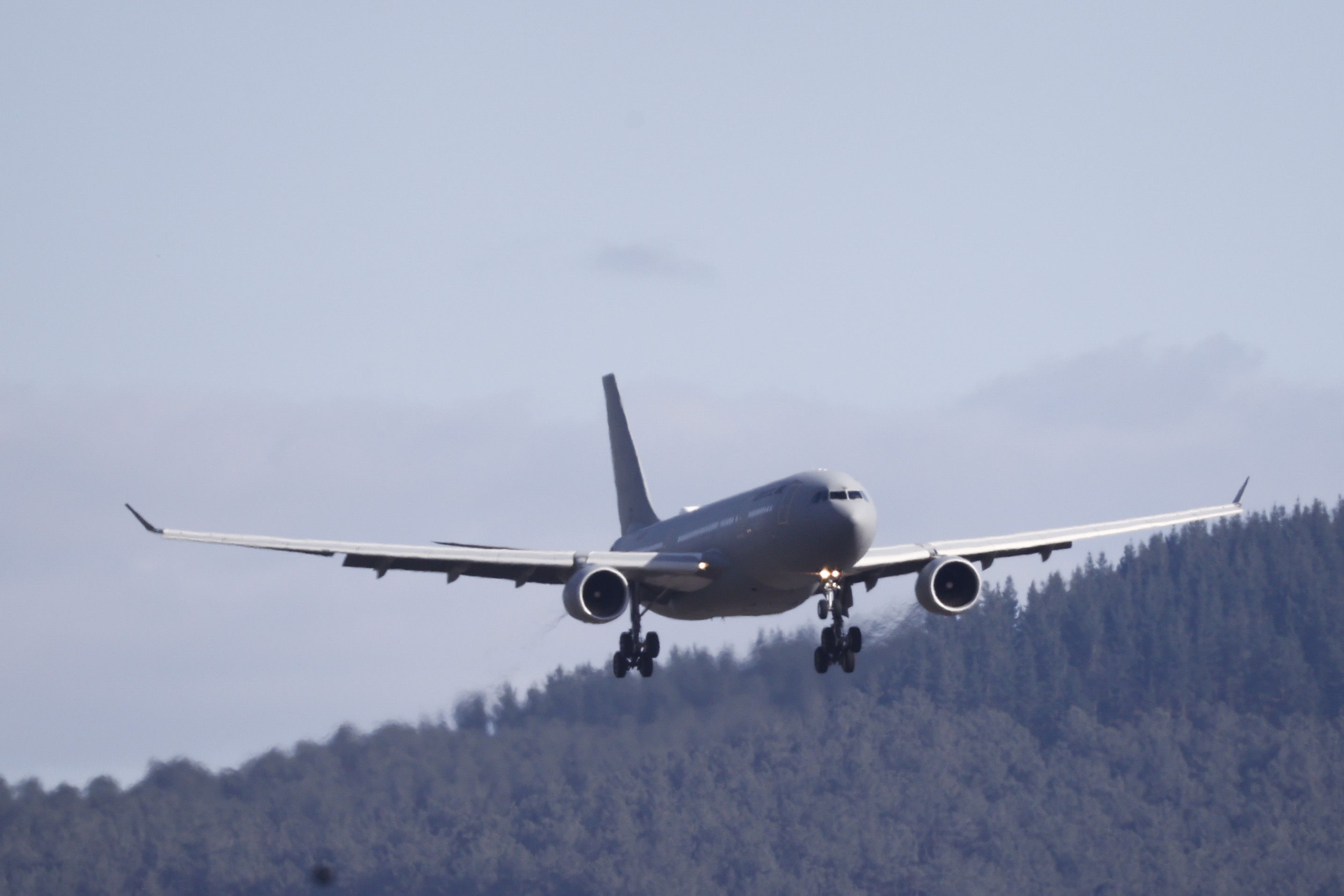 Así ha aterrizado el avión medicalizado que ha traído a Euskadi a Álex García