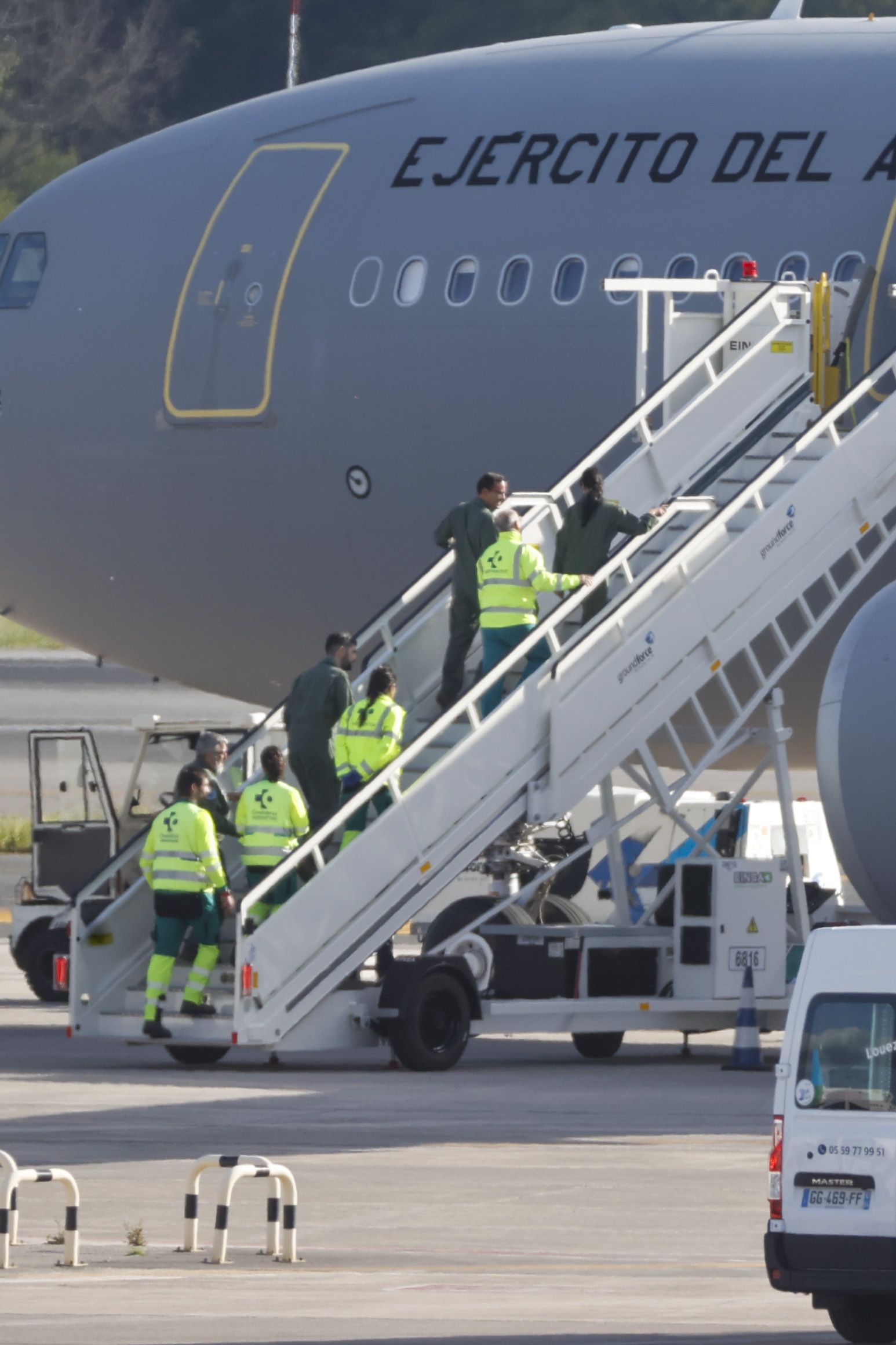 Así ha aterrizado el avión medicalizado que ha traído a Euskadi a Álex García