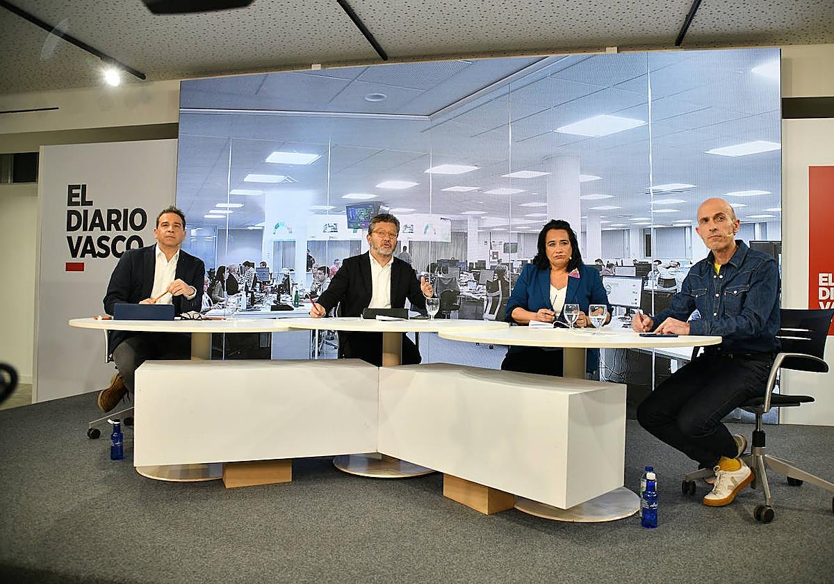 Mitxel Ezquiaga, anoche junto a tres representantes de los principales partidos, Imanol Lasa (PNV), Luix Barinagarrementeria (EH Bildu) y Rafaela Romero (PSE-EE) quienes fueron analizando los resultados