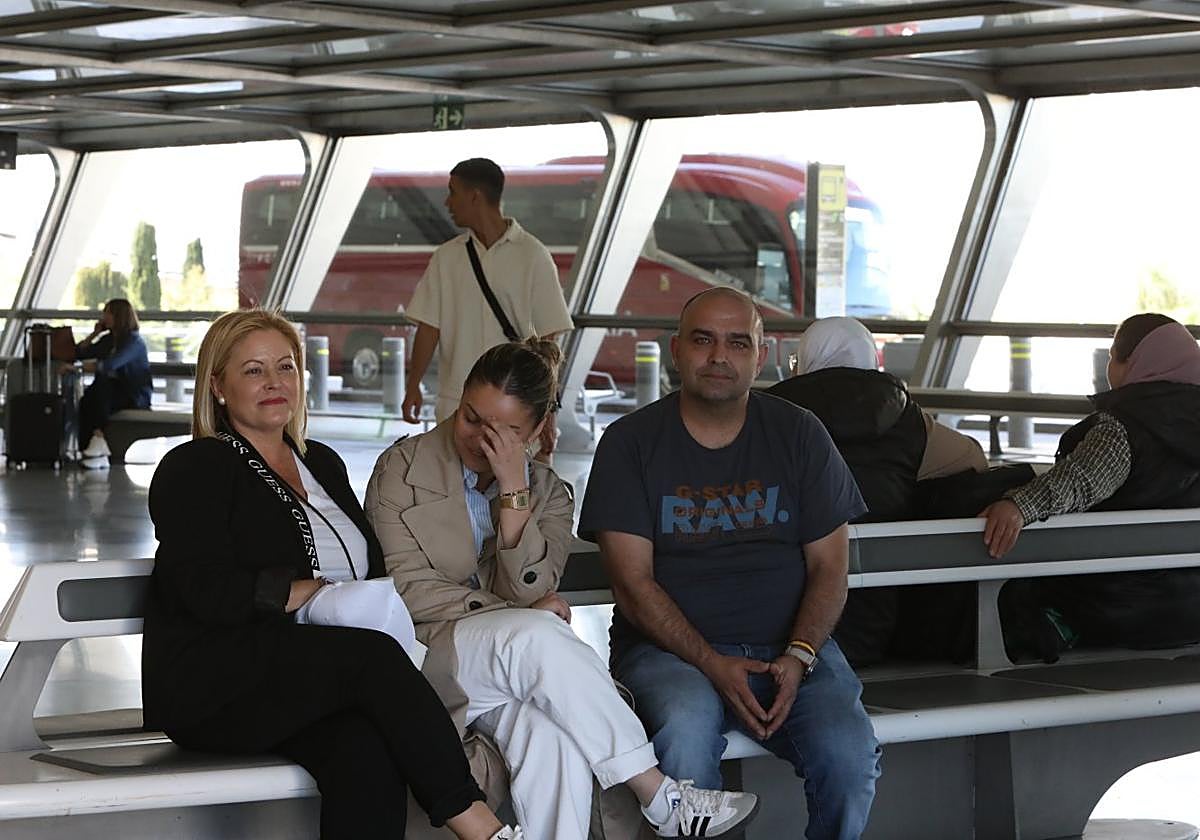 Javi García, hermano de Álex, a la derecha de la imagen, con su esposa, Bea Perezoses, y su hija Carla.