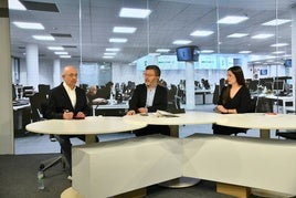 Los periodistas de El Diario Vasco Javier Roldán, Mitxel Ezquiaga y Estrella Vallejo presentan el programa postelectoral.