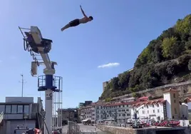 El salto de la discordia en el muelle de San Sebastián
