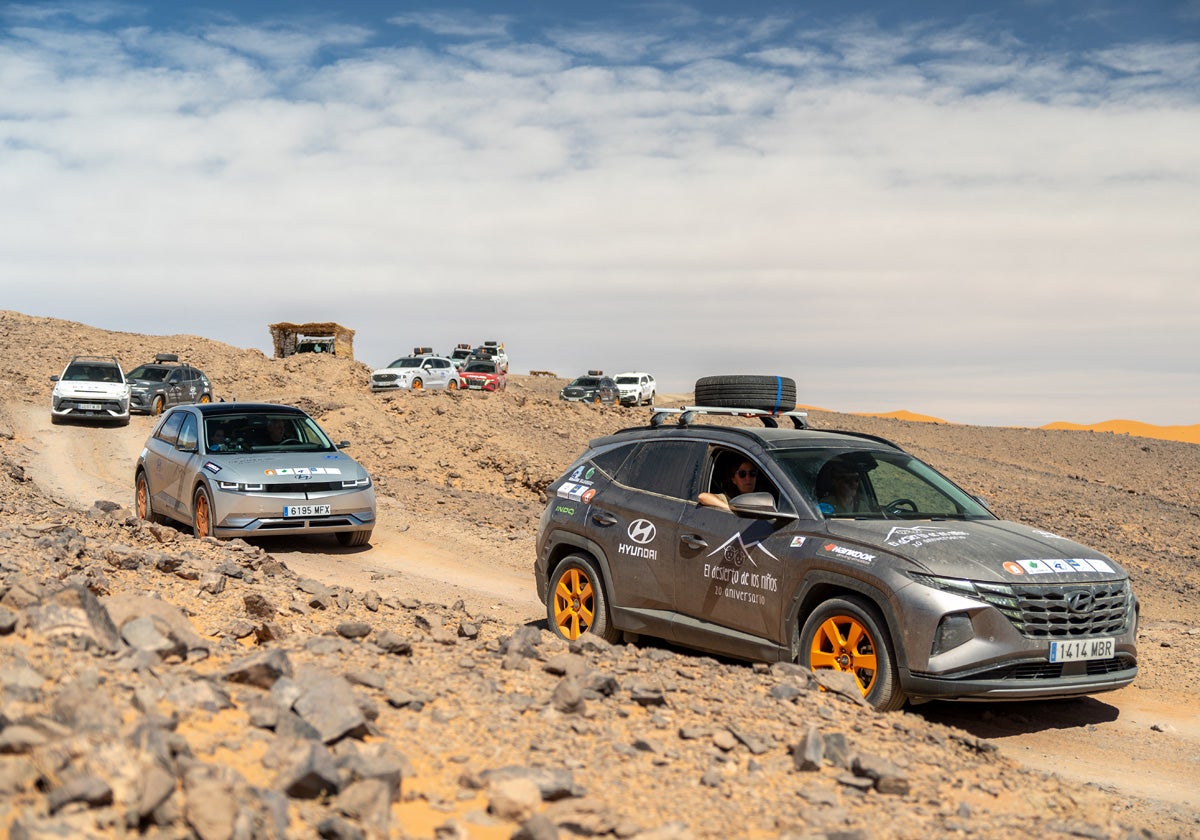 La caravana de vehículos de El Desierto de los Niños circulando por una zona agreste del recorrido