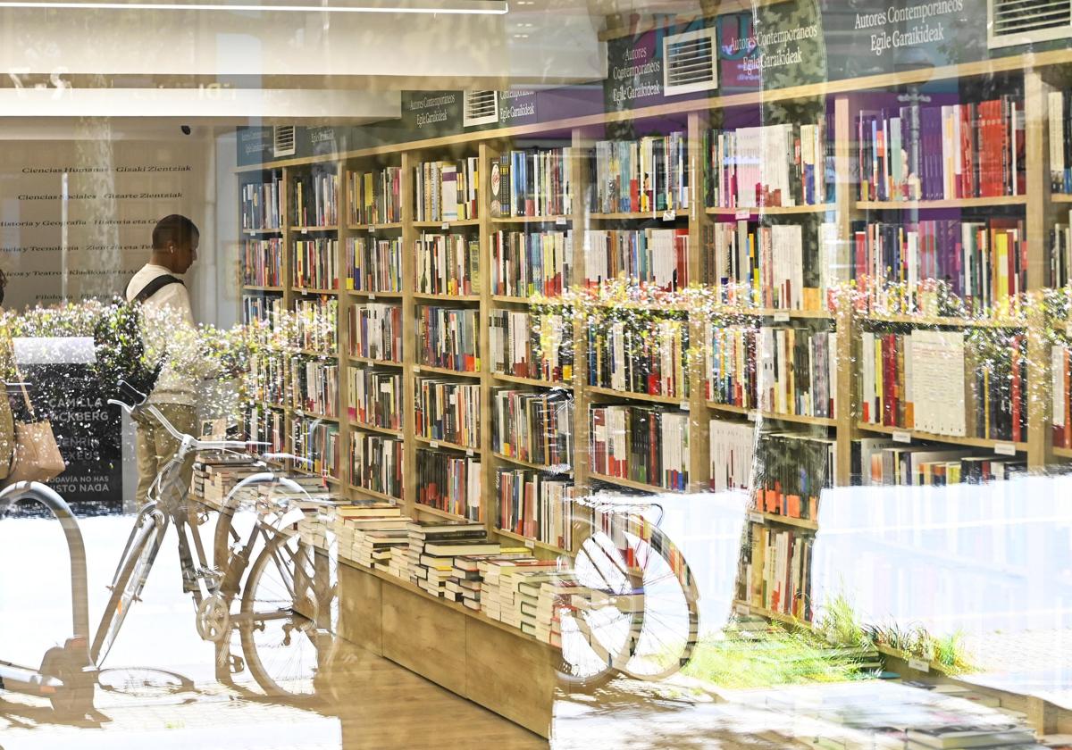 Diez librerías donostiarras sacarán hoy los libros a la calle.