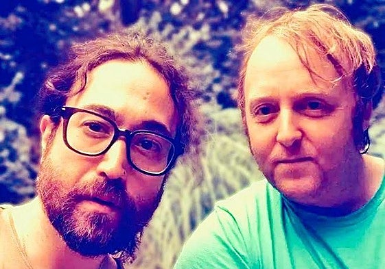 Sean Ono Lennon y James MacCartney juntos en una foto que han publicado para promocionar su tema 'Primrose Hill'