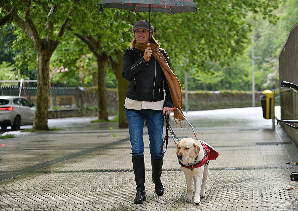 Imagen secundaria 1 - Rasca ayuda a Miren en el día a día en muchas tareas, como pueden ser ir a hacer la compra o dar un paseo.