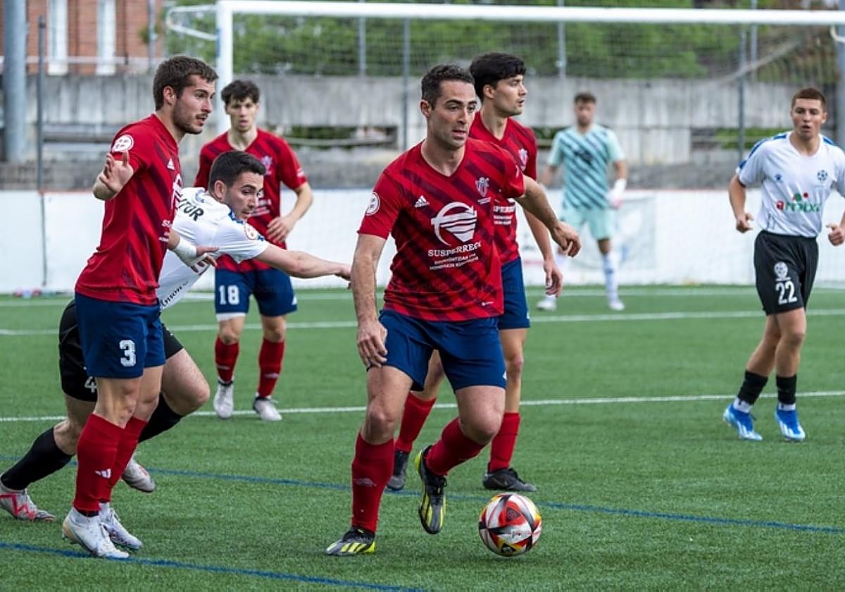 Bernal, jugador del Touring, conduce el esférico.