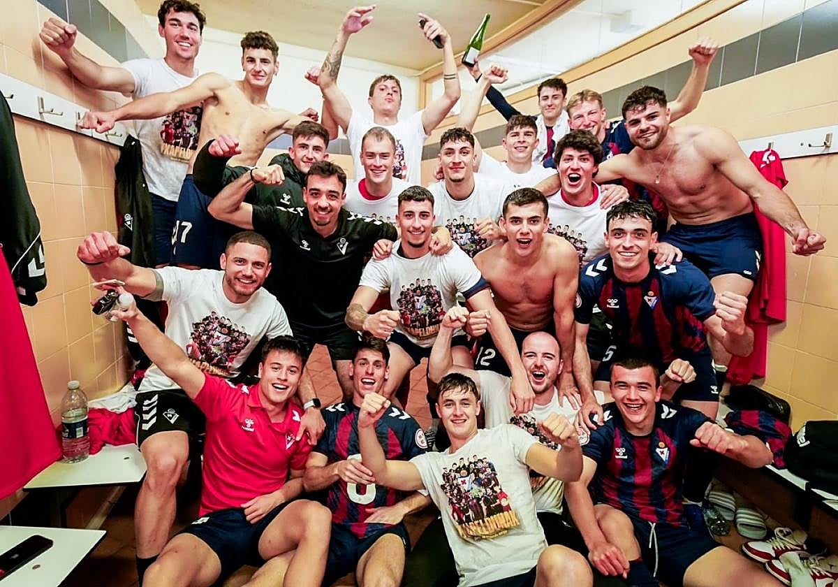 La plantilla del CD Vitoria posa feliz tras haber sellado el ascenso a Segunda RFEF.