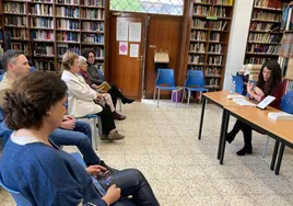 Charla literaria con la autora Mercedes García en la biblioteca Dunboa la semana pasada.