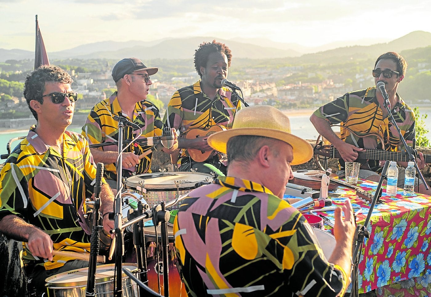Los componentes del grupo durante una actuación en Urgull con la bahía de fondo.