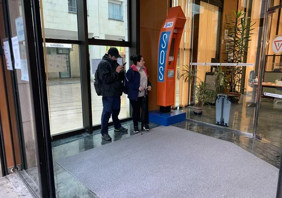 Aníbal trata de concertar una cita con el móvil en la puerta de la Jefatura Provincial de Tráfico, en Donostia.
