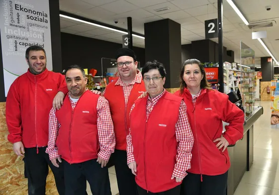 Jorge Sánchez, Gorka Vela, Josu Rementeria, Pilar Pato y Soraya Gómez, en el supermercado de Eroski City de Soraluze.