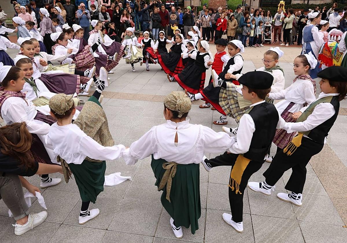 Aurreko edizioan 380 dantzari inguru elkartu ziren eta eguraldia, zorionez, lagun izan zuten.