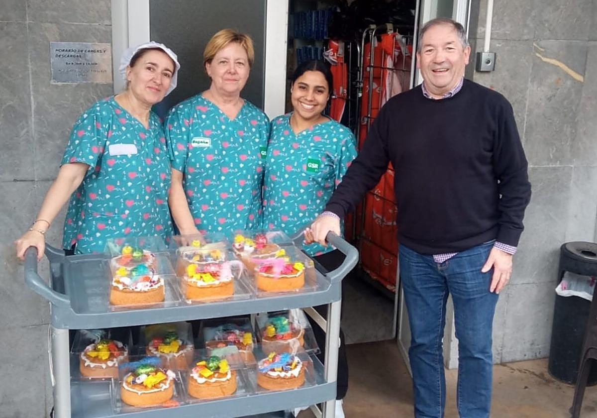 Voluntarios de la Sociedad Irungo Atsegiña han coordinado el reparto de las porciones de opila.