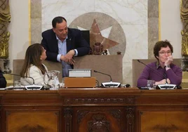 La jeltzale Olatz Yarza y el socialista Carlos García conversan antes del Pleno mientras Nekane Arzallus rumia el disgusto.