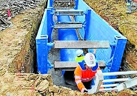 Operarios realizan trabajos en el nuevo canal del Añarbe.