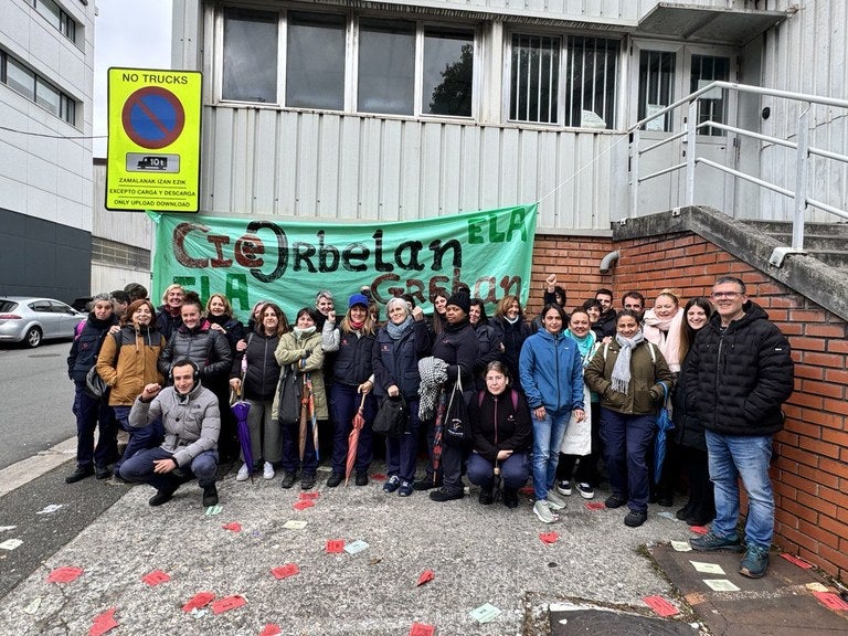 Trabajadores de Orbelan Plásticos, tras el acuerdo.