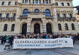 Eibarko Udalaren aurkako epaiak «hizkuntza eskubideen aurkako doktrinan» sakontzen duela salatu dute