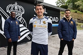 Becker, Oyarzabal y Merino, frente a las instalaciones de Zubieta.
