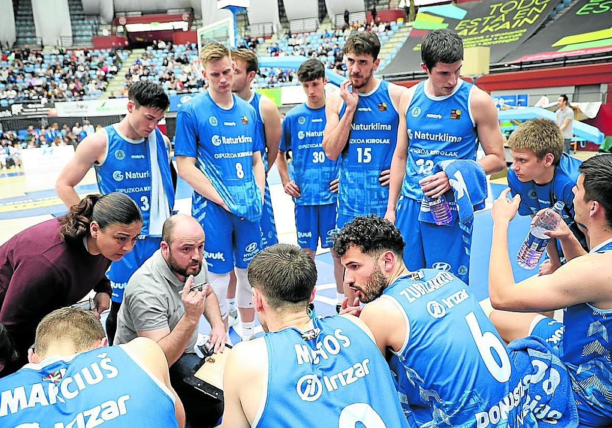 Mikel Odriozola da indicaciones a sus jugadores en el último partido ante el Betis.