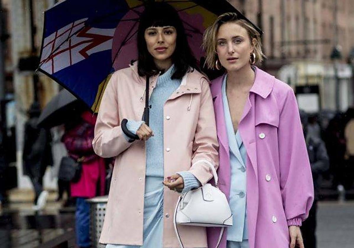 Looks relajados en tonos pastel con toques metalizados para ir a los desfiles.