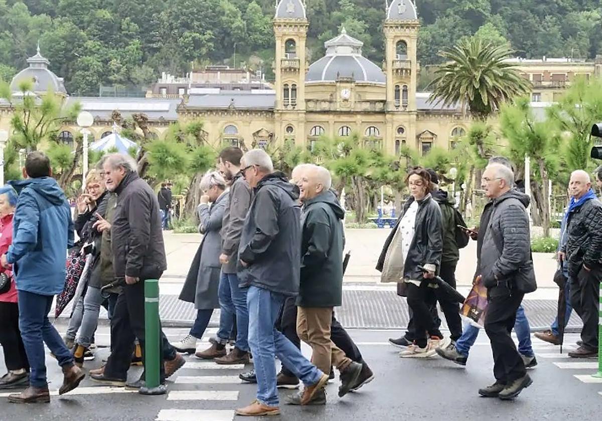 Marcha de pensionistas por las calles de San Sebastián en demanda de mejoras en las pensiones.