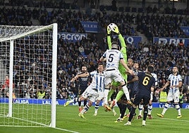 Kepa atrapa un centro con seguridad ante la amenaza de Zubeldia.