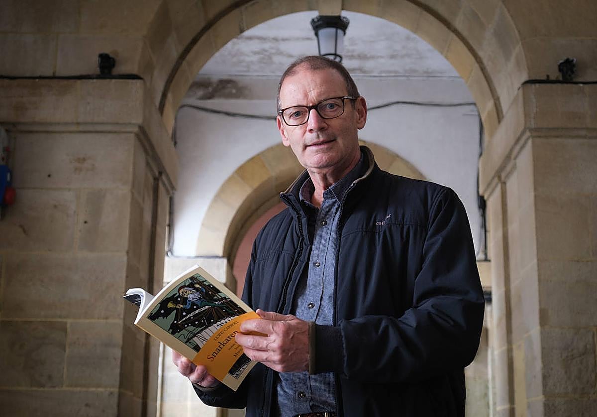 Manu Lopez Gaseni itzultzailea, 'Snarkaren ehiza' eskuan duela.