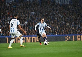 Elegante conducción con la derecha de Beñat Turrientes, este viernes en Anoeta.