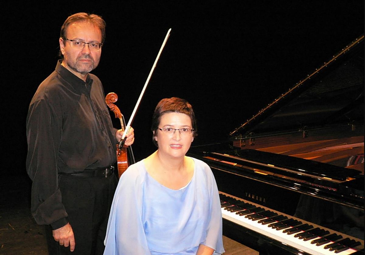 Cristian Ifrim y la pianista Maruxa Llorente antes de comenzar un recital.