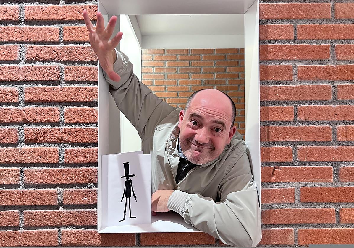 Ekain Jiménez Valencia, con un dibujo del hombrecillo que protagoniza su libro, presente en cada ilustración.