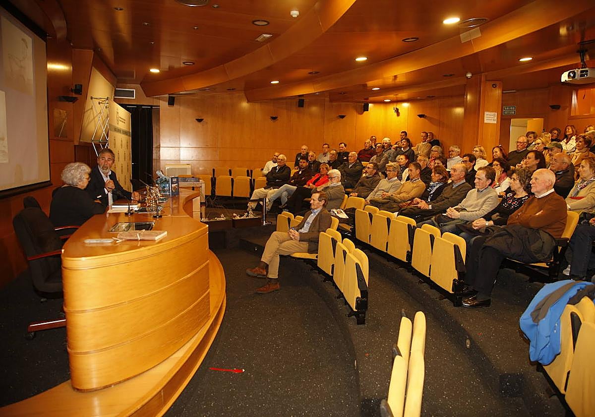 Imagen principal - Ochenta personas acudieron a la presentación en el salón de actos del Colegio de Médicos.