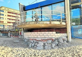 El lector Patxi Belaunde se felicita del avance de las obras de transformación del ZM en la playa de Zurriola: «Por fin se está tapiando la 'cueva' bajo la terraza del ZM. Las obras de modernización han conseguido lo que no hemos logrado los usuarios de la playa en años. Adiós a los okupas, al trapicheo y al temor a robos en verano».