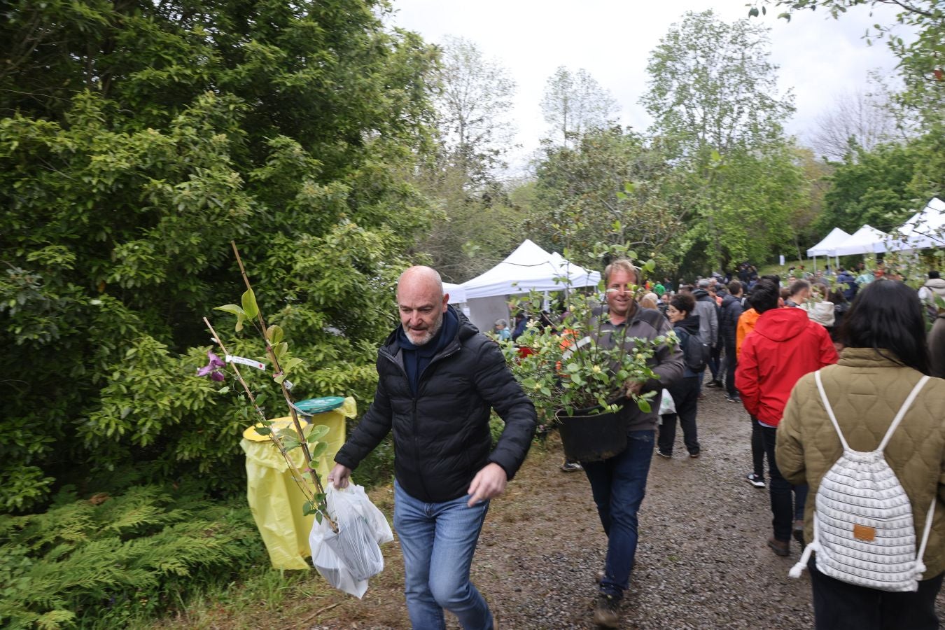 Miles de personas visitan la Feria de Plantas de Iturraran