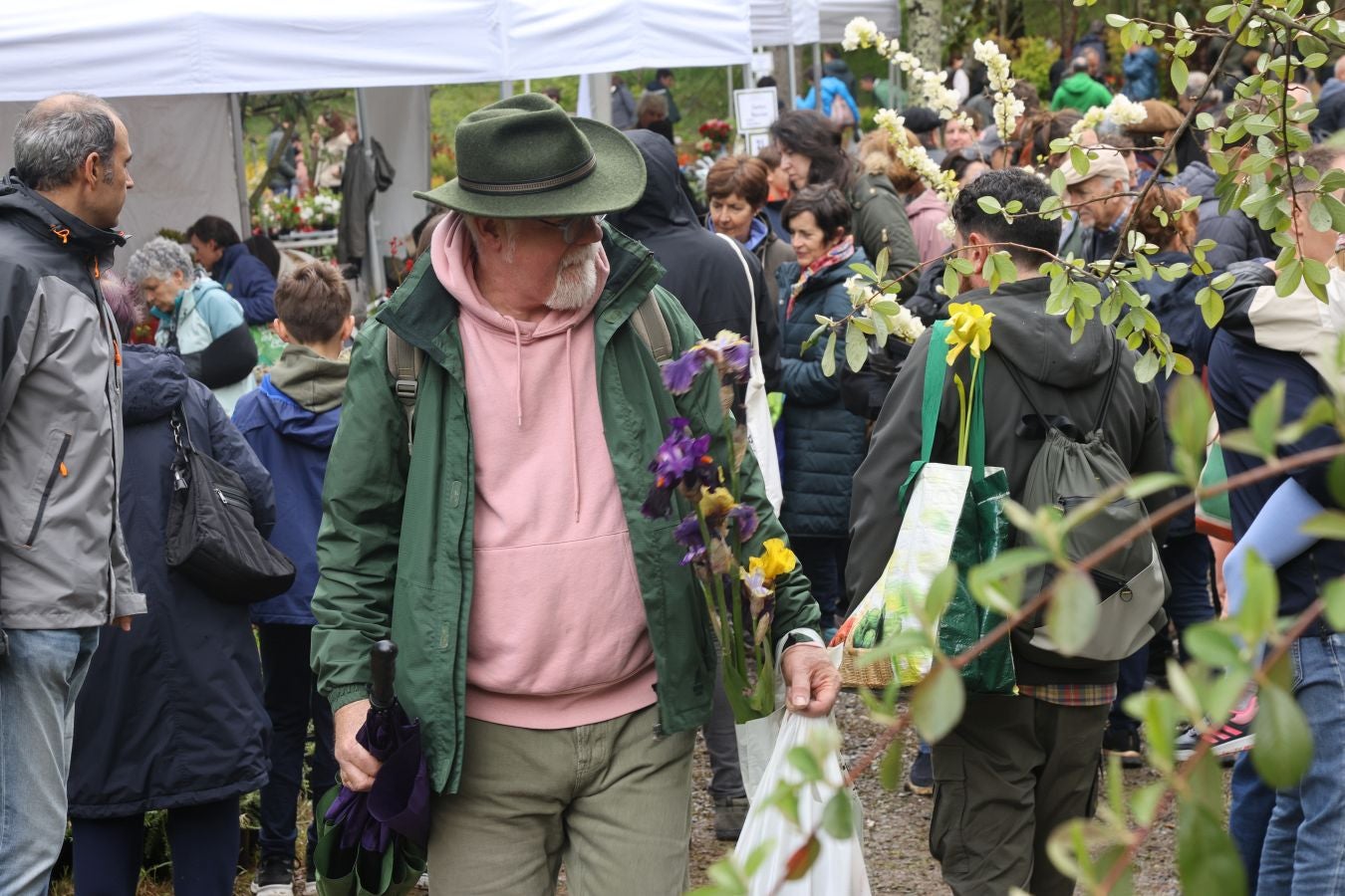 Miles de personas visitan la Feria de Plantas de Iturraran