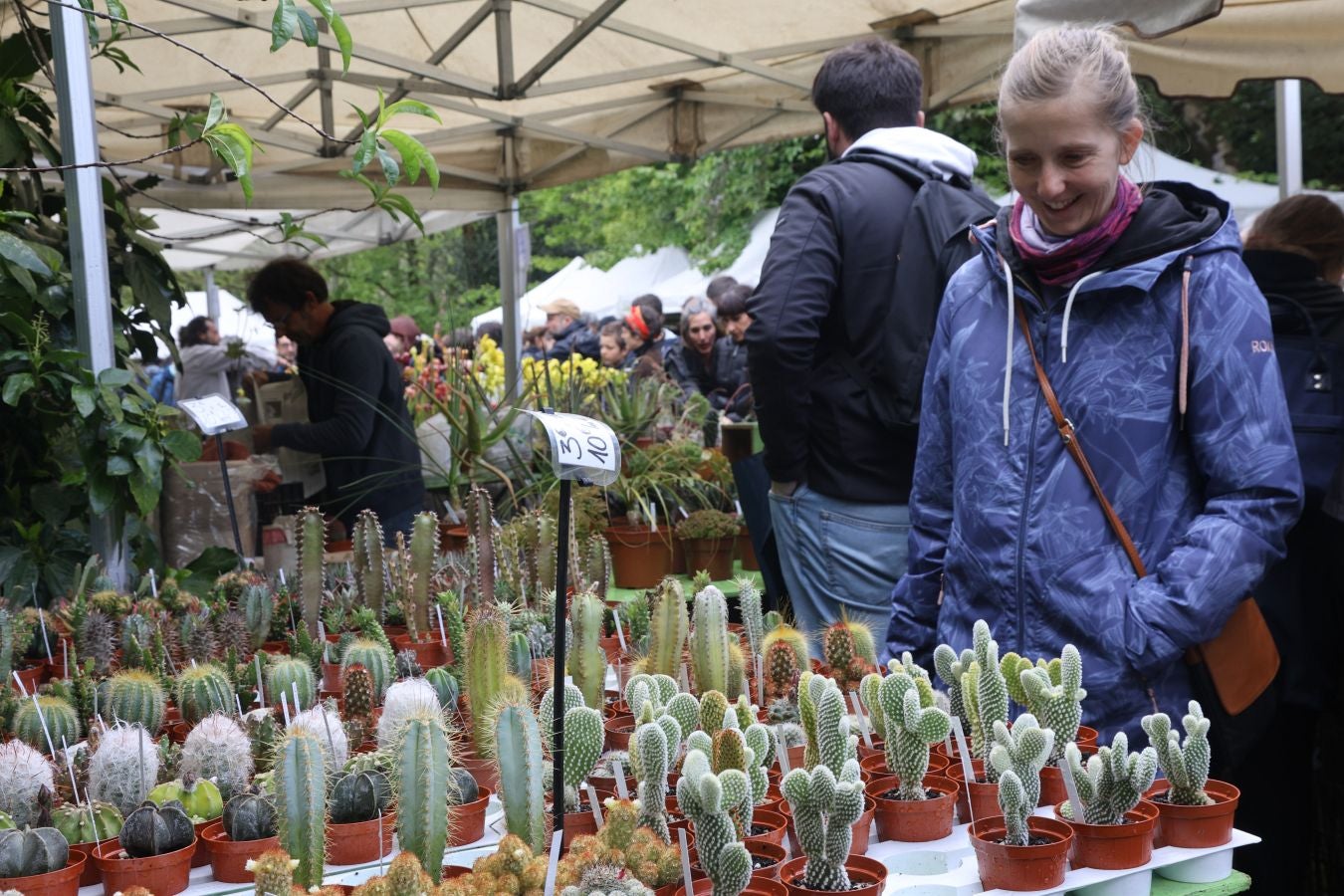 Miles de personas visitan la Feria de Plantas de Iturraran