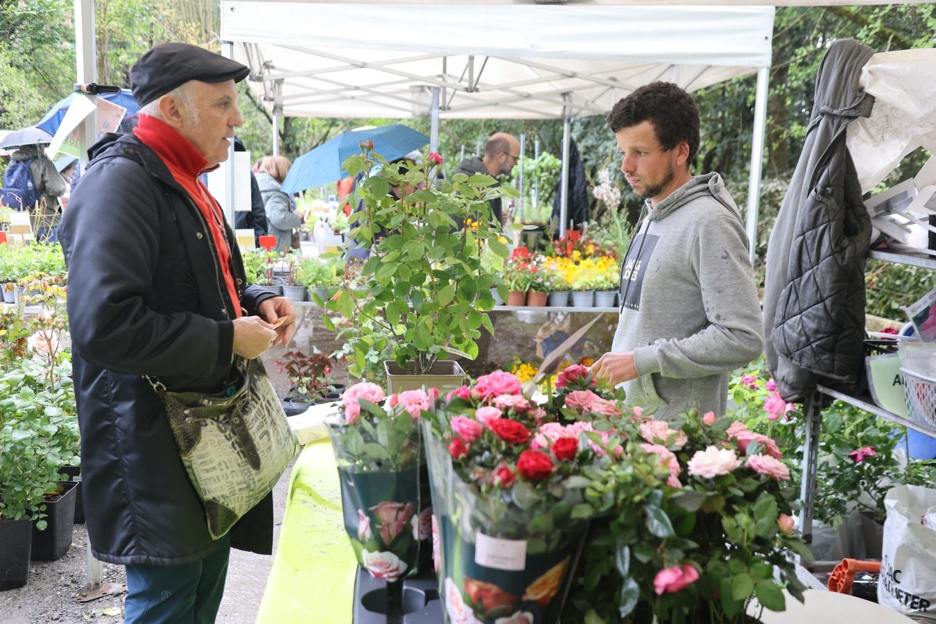 Miles de personas visitan la Feria de Plantas de Iturraran