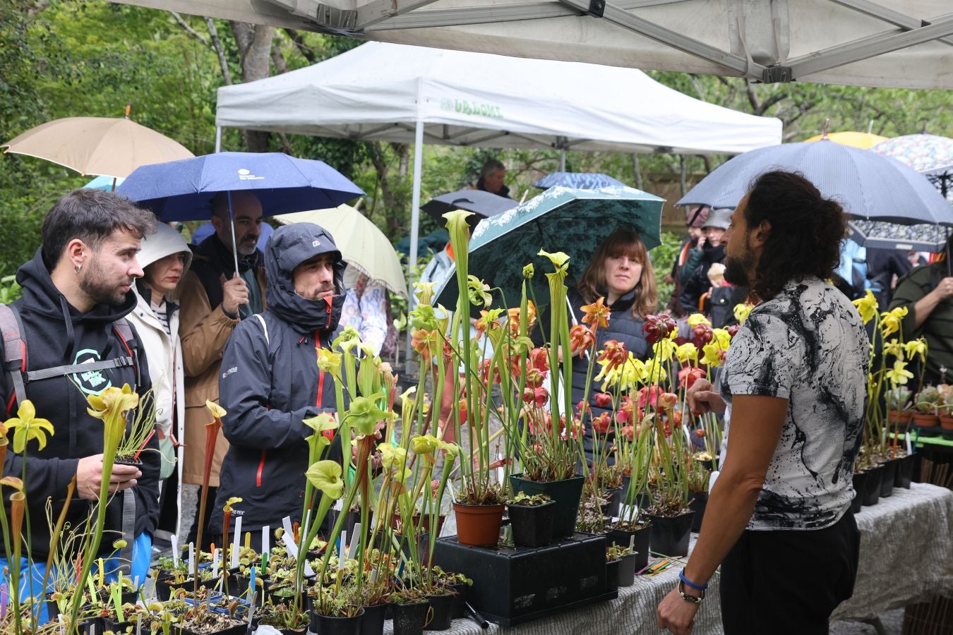 Miles de personas visitan la Feria de Plantas de Iturraran