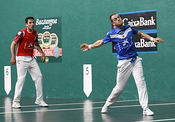 Unai Laso, listo para soltar la derecha con Darío listo para defender el pelotazo en el Labrit.