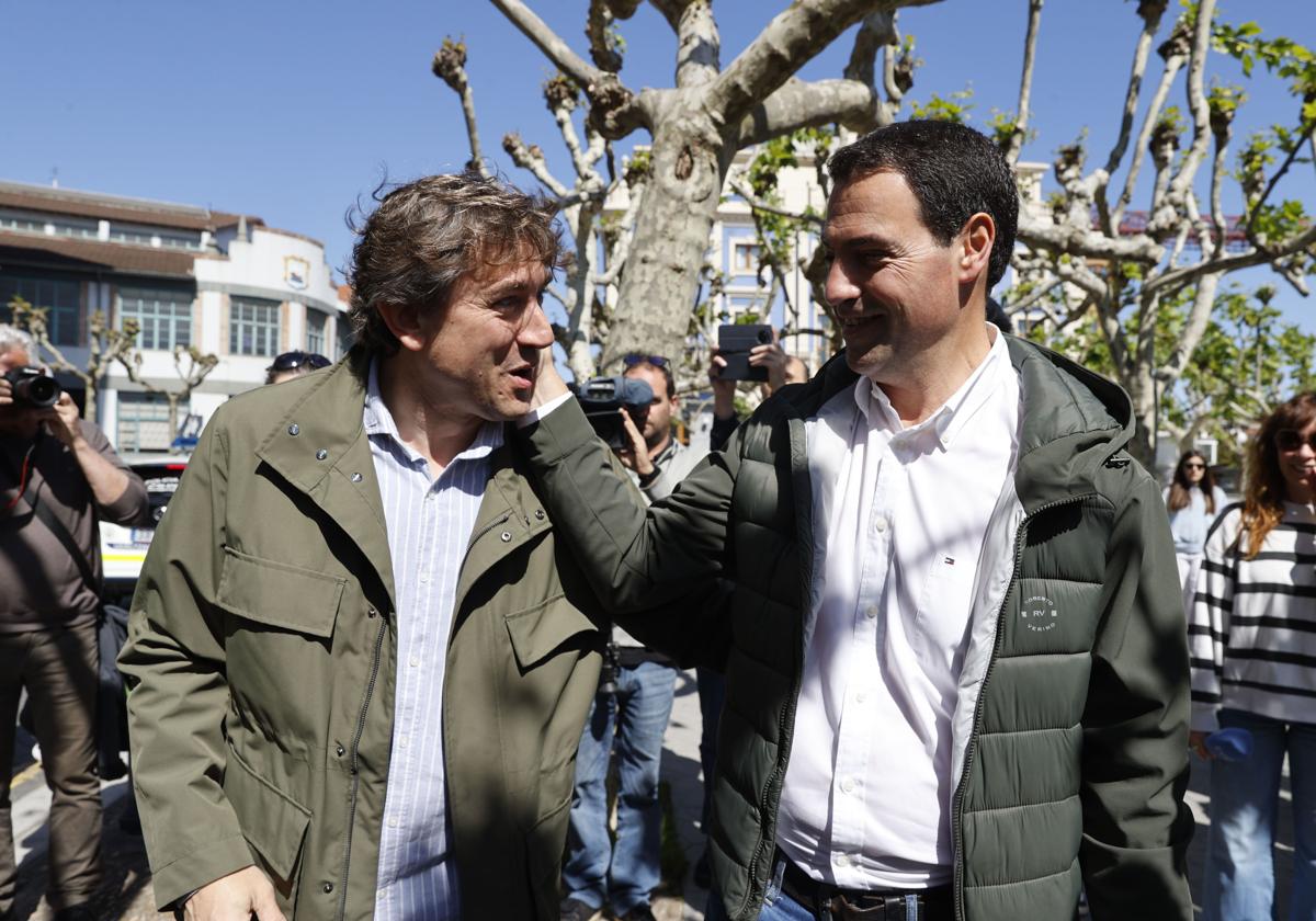 Andueza y Pradales se saludan la víspera del 21-A en Portugalete.