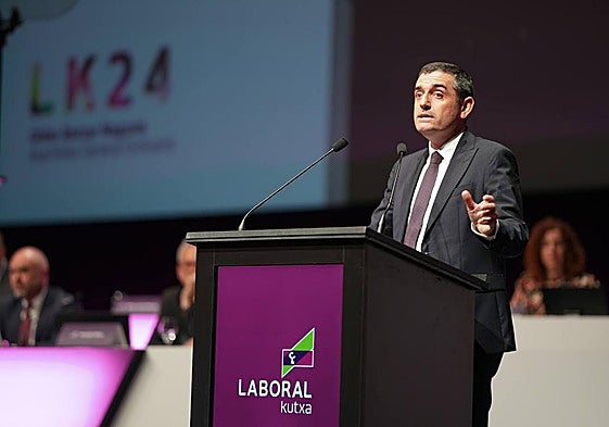 Adolfo Plaza, presidente de Laboral Kutxa, interviene en la asamblea general de este sábado en el Kursaal donostiarra.
