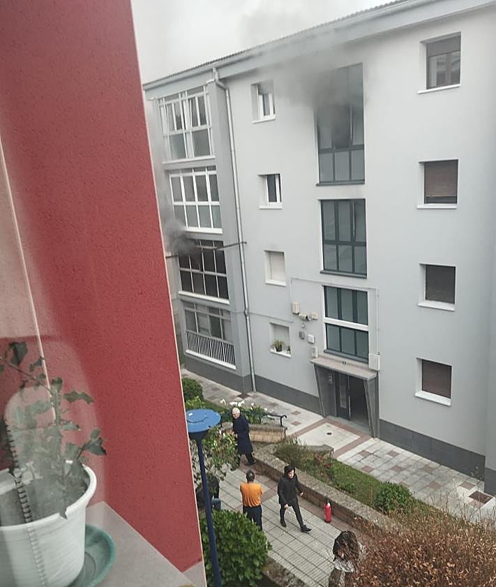 Imagen secundaria 2 - Susto en Errenteria por un incendio al arder dos patinetes eléctricos en un piso